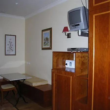 Arc De Triomphe Hotel