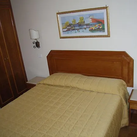 Hotel Arc De Triomphe