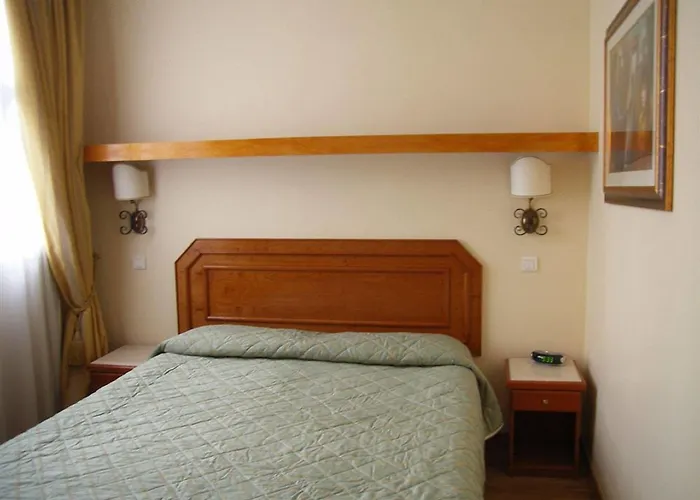 Arc De Triomphe Hotel 3*